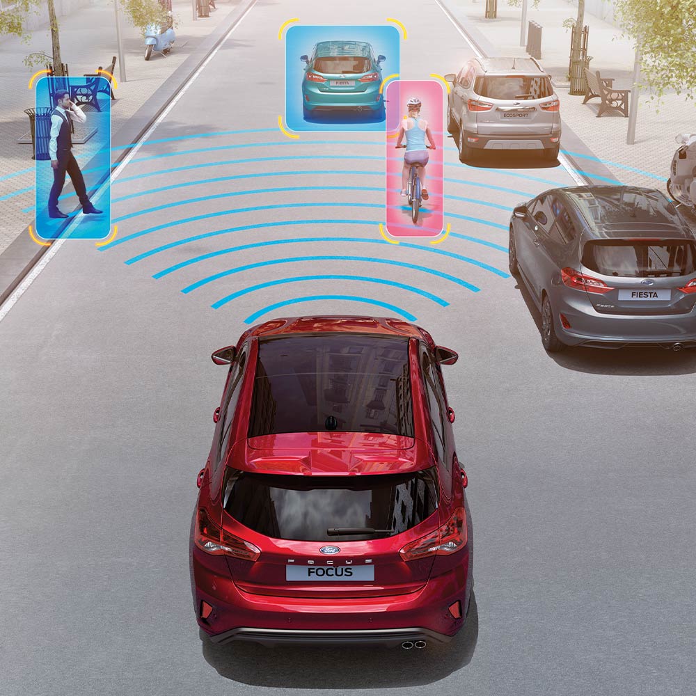 Ilustración de un Ford Focus rojo con gráficos que representan sus sistemas de seguridad y asistencia al conductor, incluido el asistente previo a la colisión.