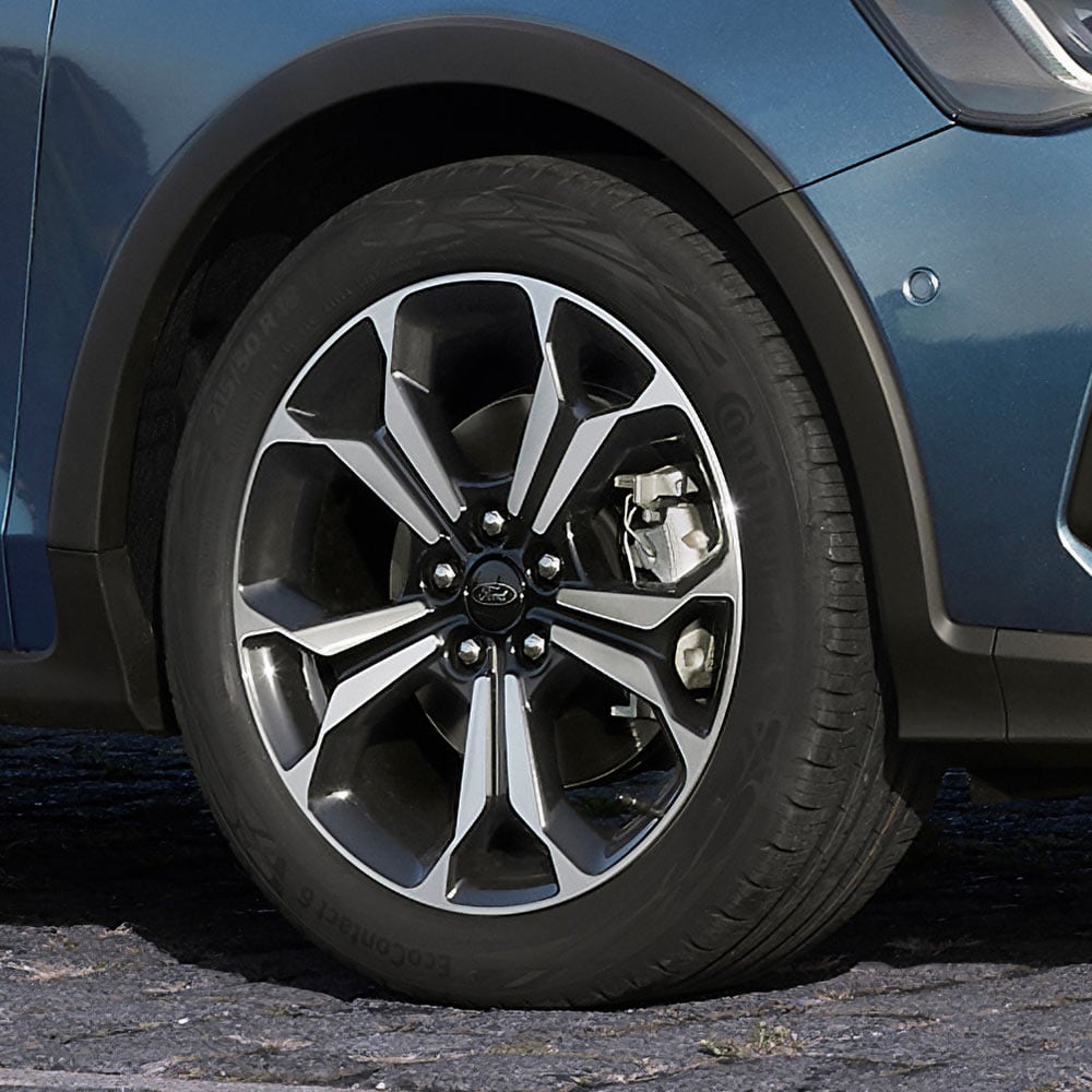 Un primer plano de las llantas de aleación del Ford Focus Active con un acabado gris oscuro y plateado.