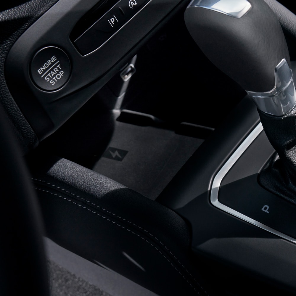 Un primer plano del interior de un Ford Focus que muestra el cargador inalámbrico del teléfono detrás del selector de marchas.