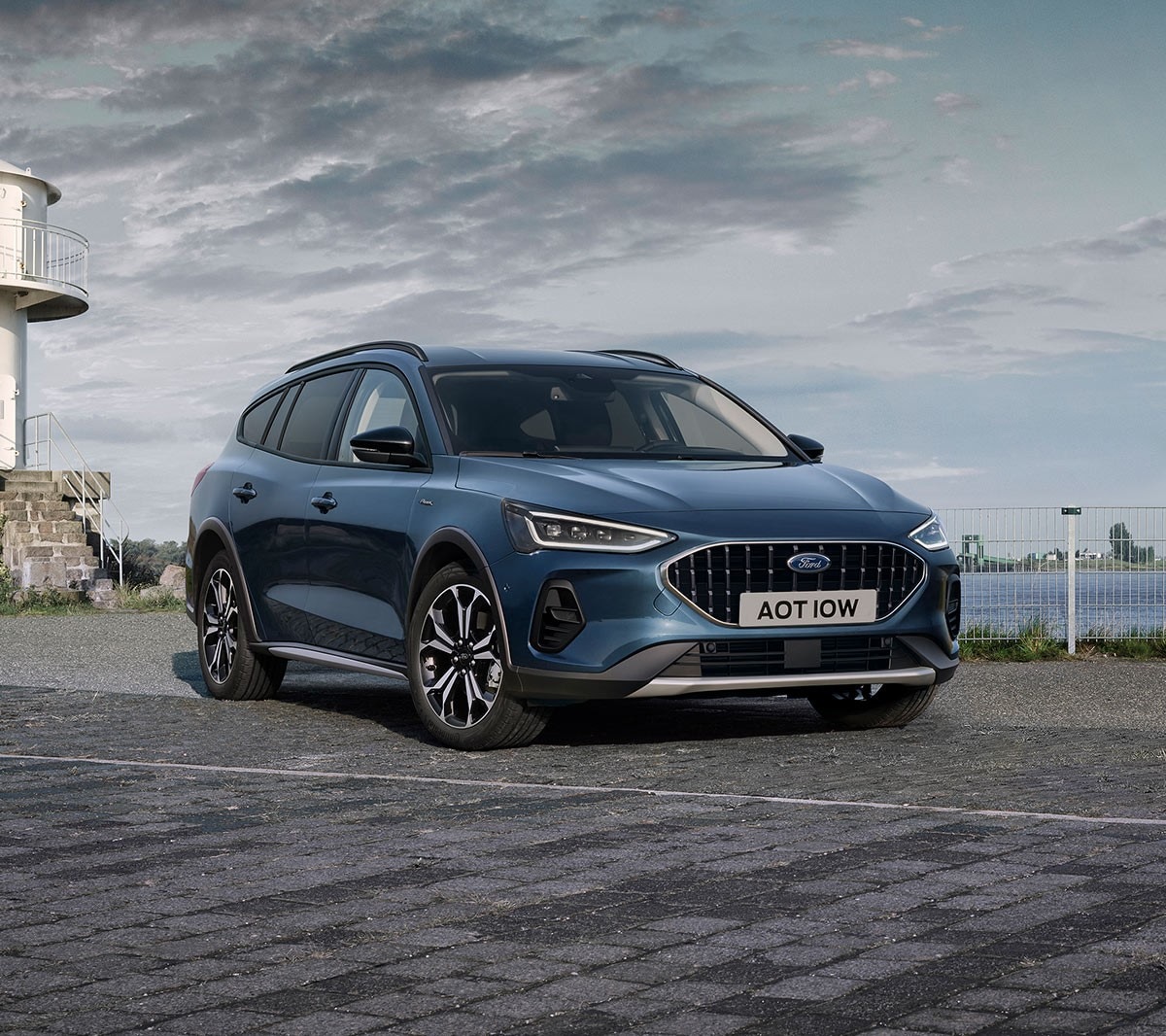 Nuevo Focus azul aparcado  