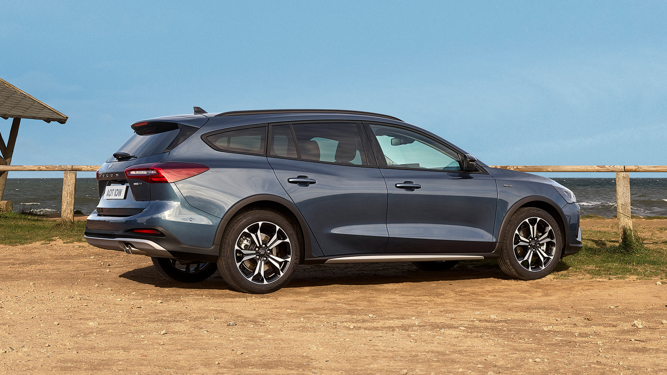 Ford Focus aparcado en el campo