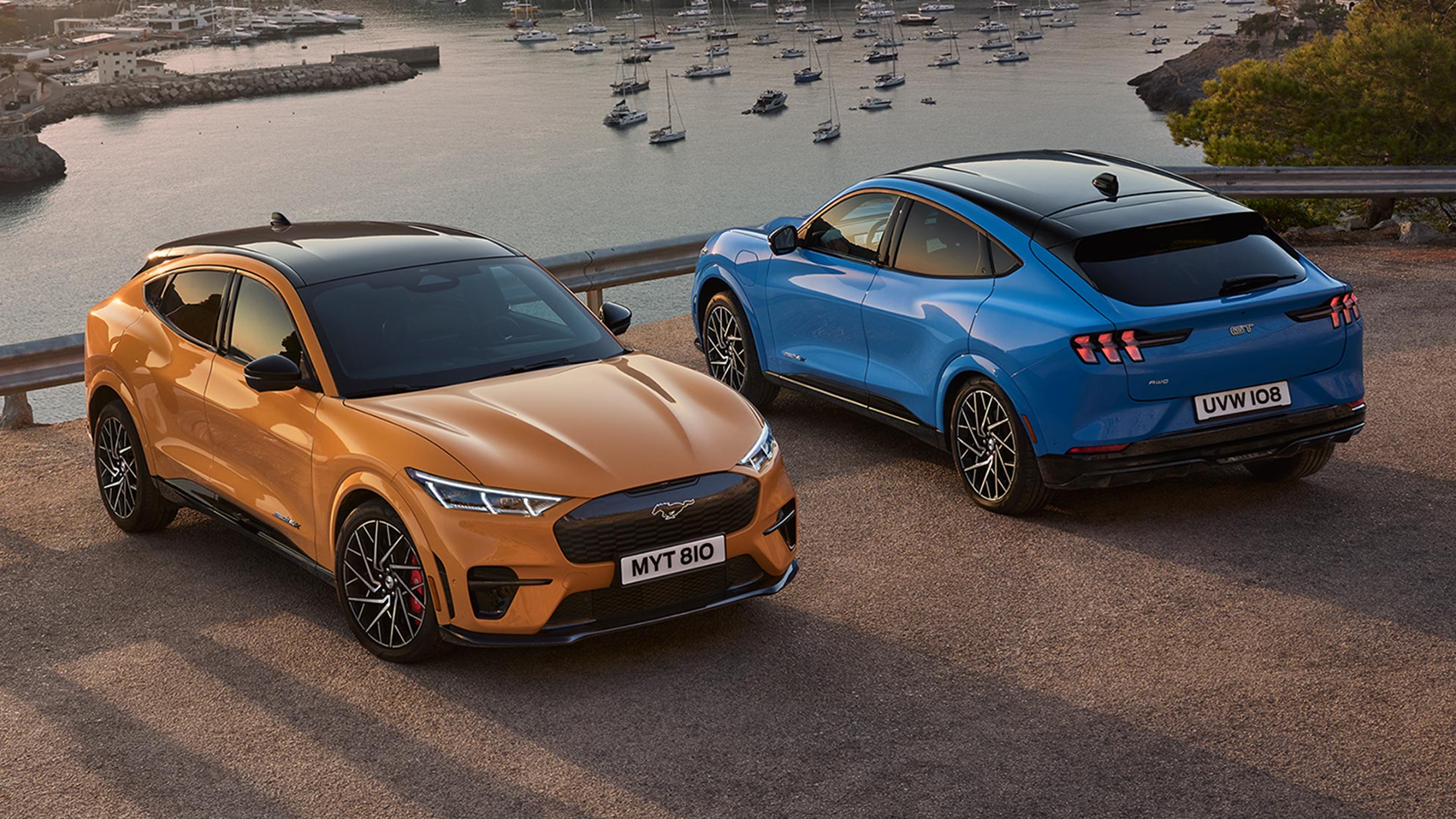 Mach-E GT en azul y amarillo aparcados al atardecer