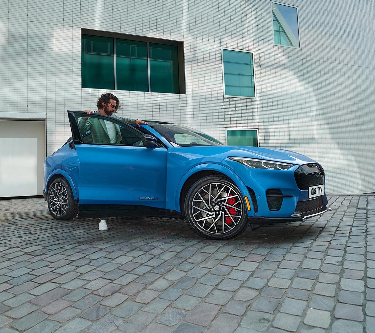 Mach-E GT aparcado en azul