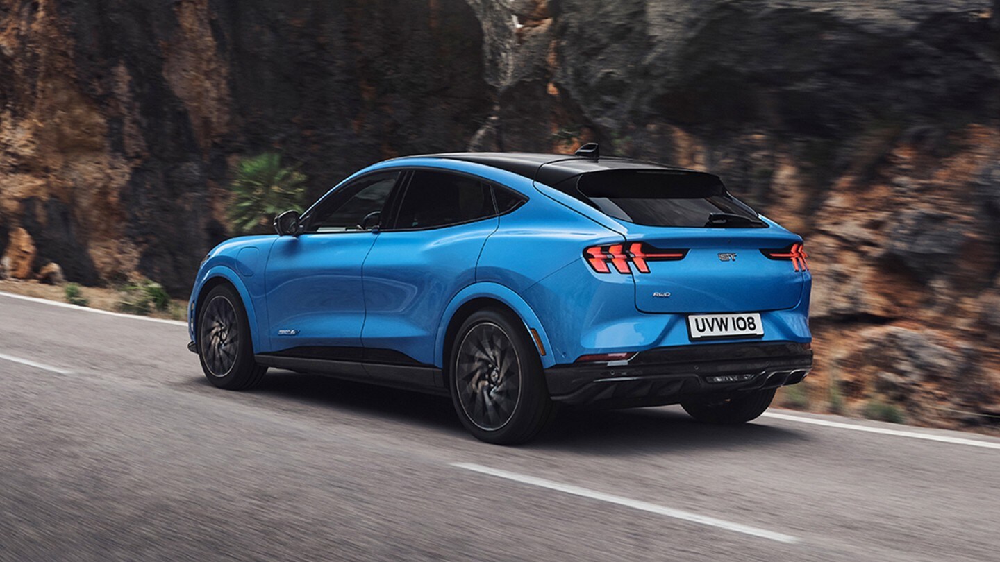 Mach-E GT en azul por la carretera