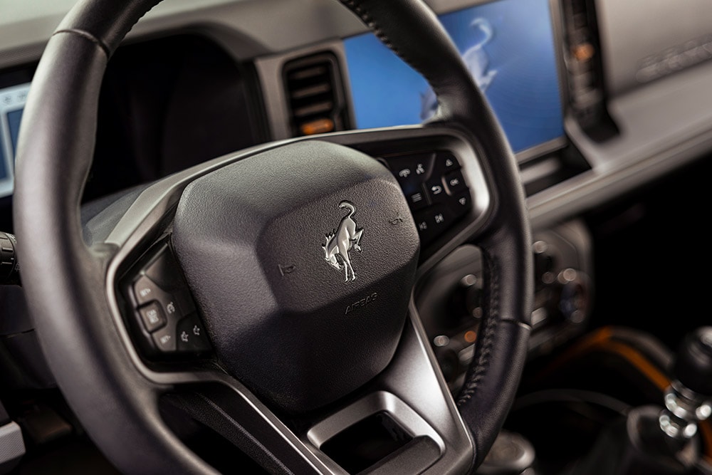 Un primer plano del volante de cuero del Ford Bronco con el logo.
