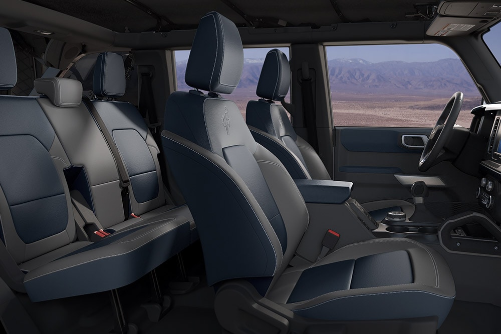 Vista del interior de los asientos eléctricos de cuero del nuevo Ford Bronco.