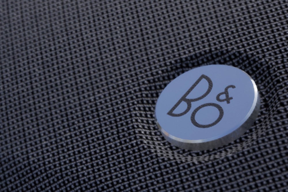 Un primer plano de un detalle del logo de Bang & Olufsen en el interior del Ford Bronco.