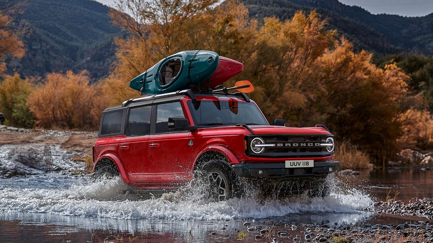 Ford Bronco atravesando el río con Kayaks