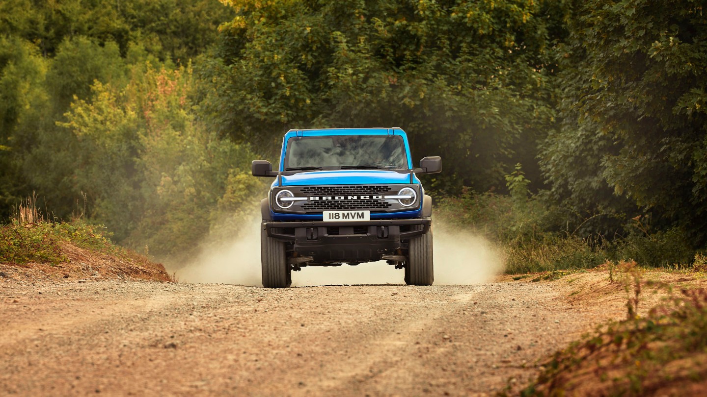 Ford Bronco conduciendo de frente por un camino