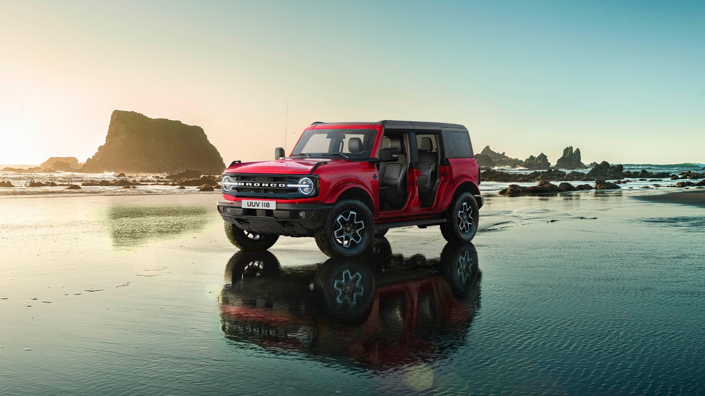 Ford Bronco en la playa