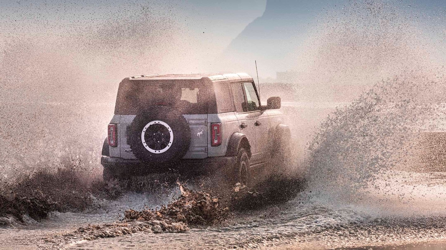 Ford Bronco atravesando el agua