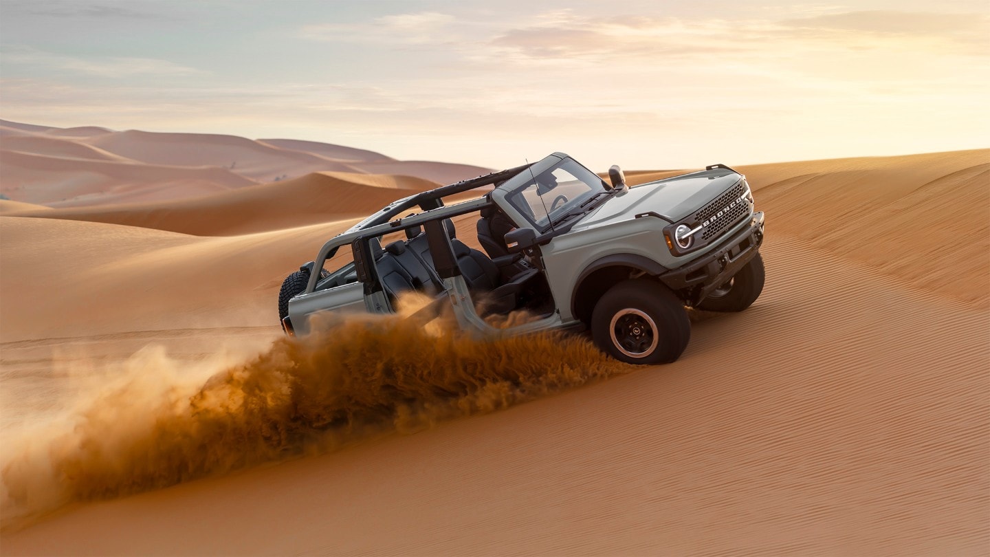 Ford Bronco conduciendo por el desierto