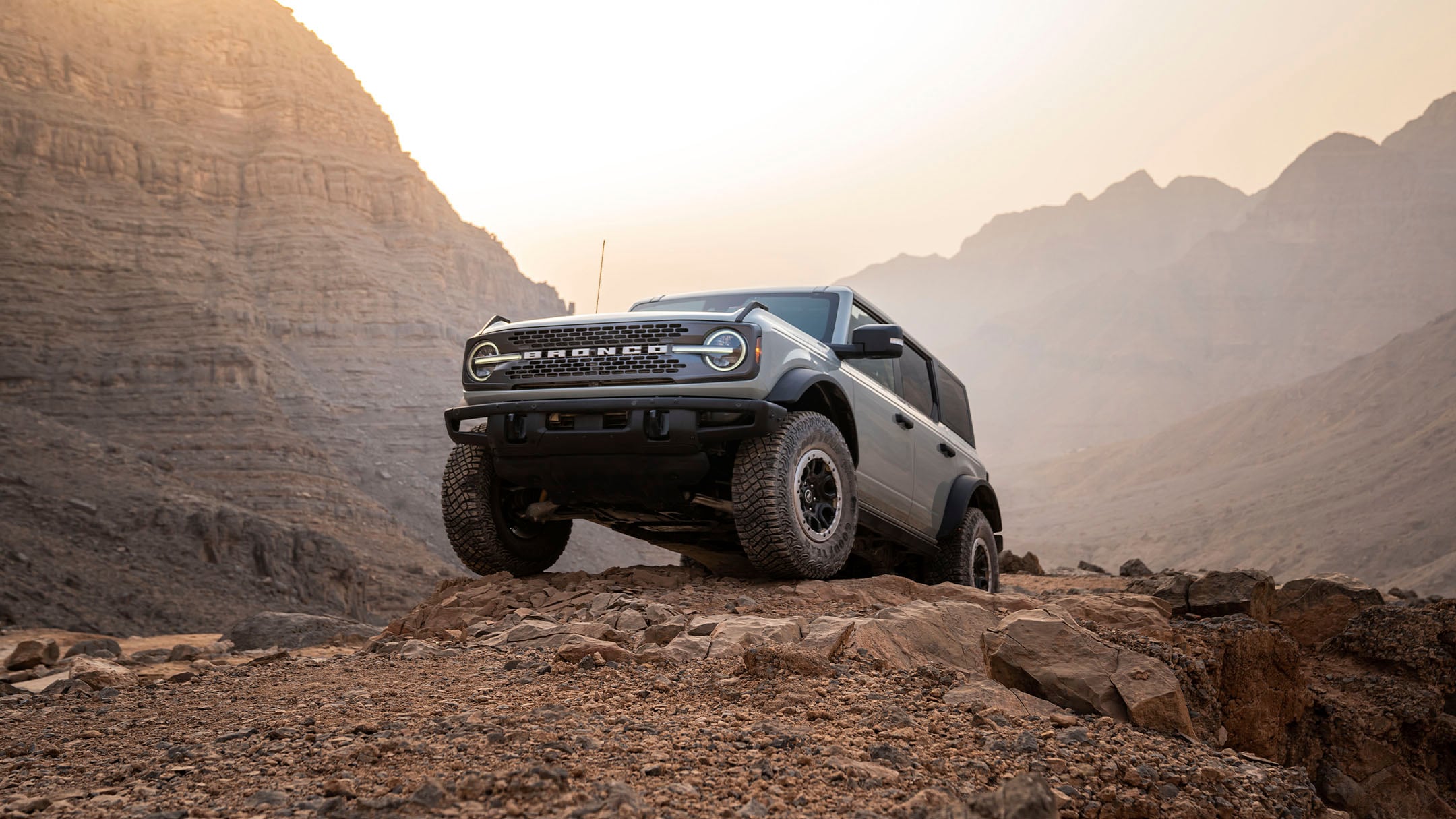 Ford Bronco en conducción por las montañas del desierto