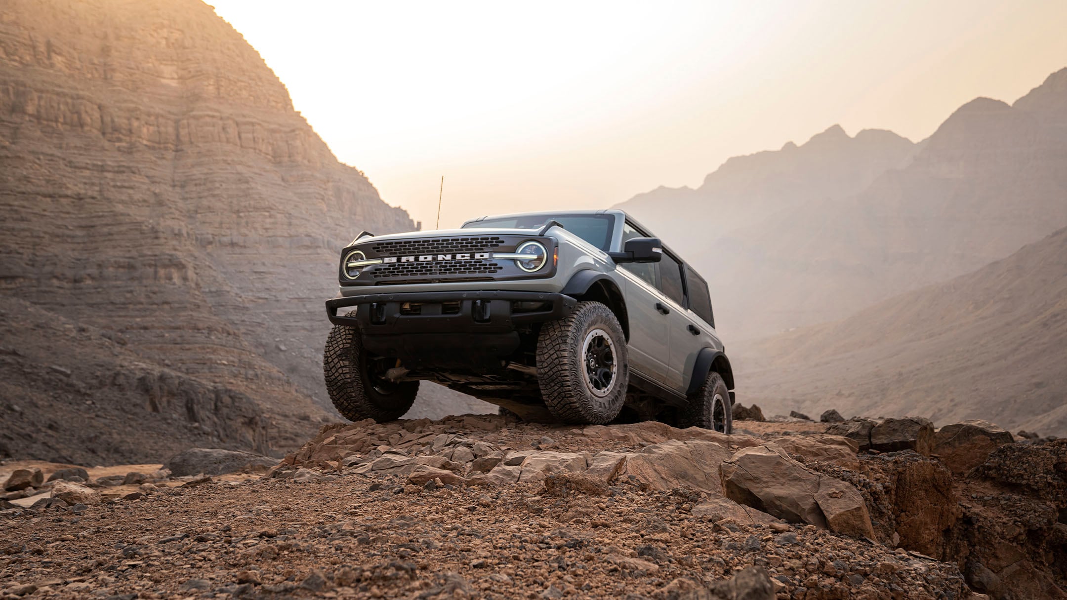 Ford Bronco en las montañas