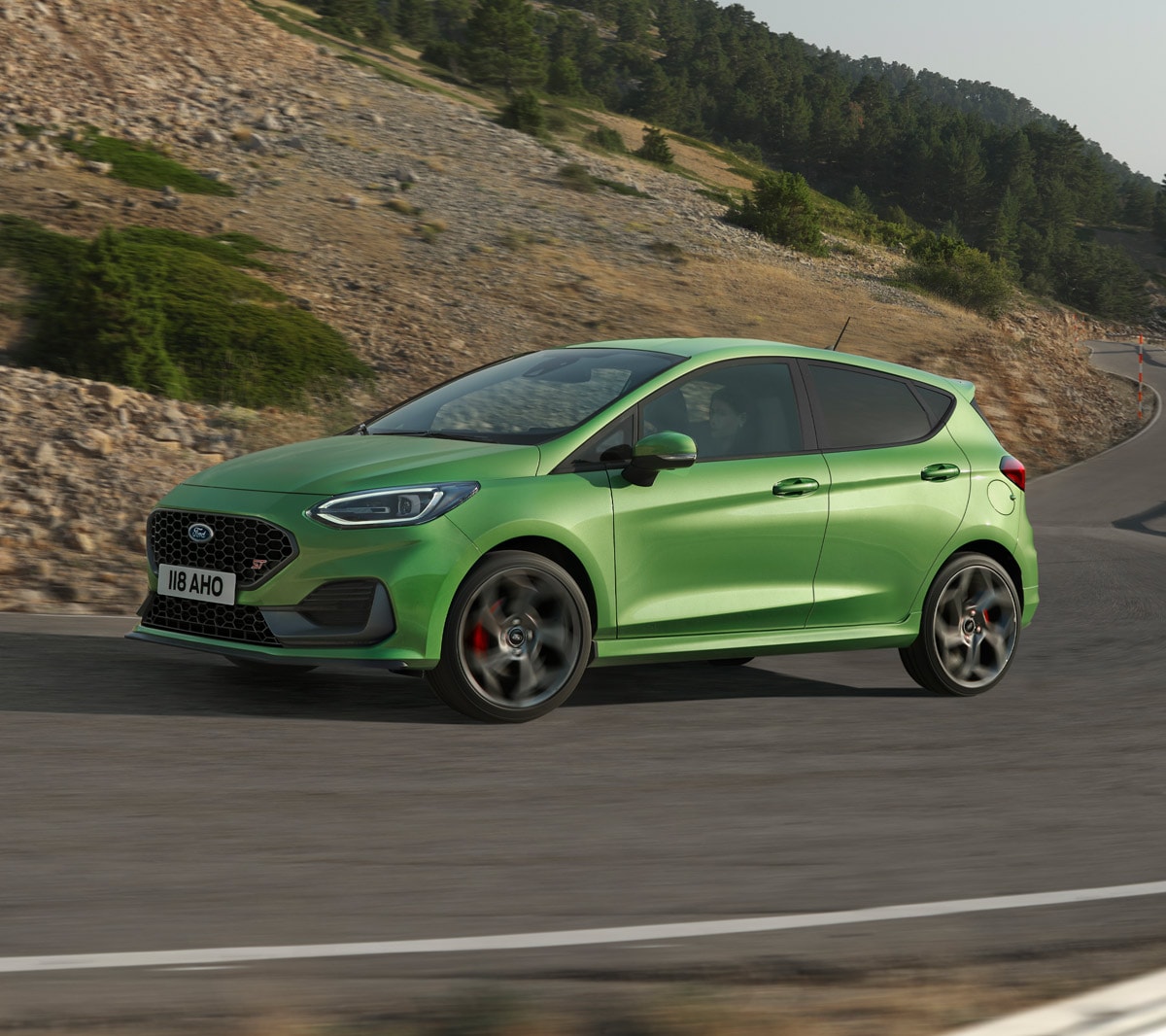 Fiesta ST circulando por la carretera en color verde.