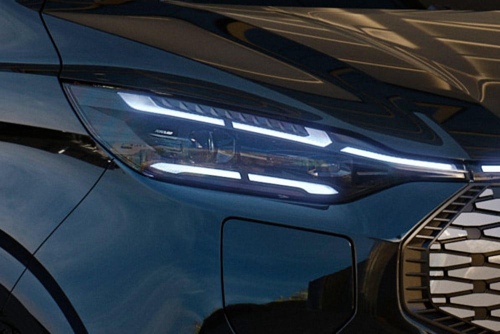 Un primer plano del conjunto de faros LED del Ford Tourneo Custom iluminado.