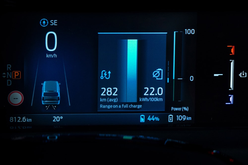 Panel de instrumentos digital del Ford Tourneo Custom que muestra información como la velocidad, la potencia y la autonomía.