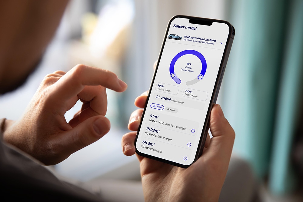 Un teléfono móvil que muestra la gama eléctrica digital de Ford y la herramienta calculadora de carga.