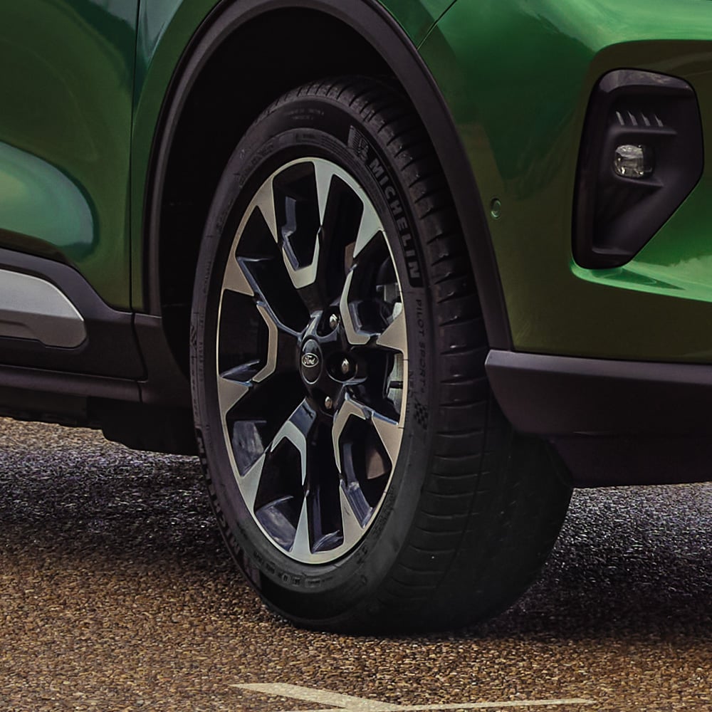 Llantas de aleación de diseño audaz en un Ford Kuga, destacando su estilo deportivo