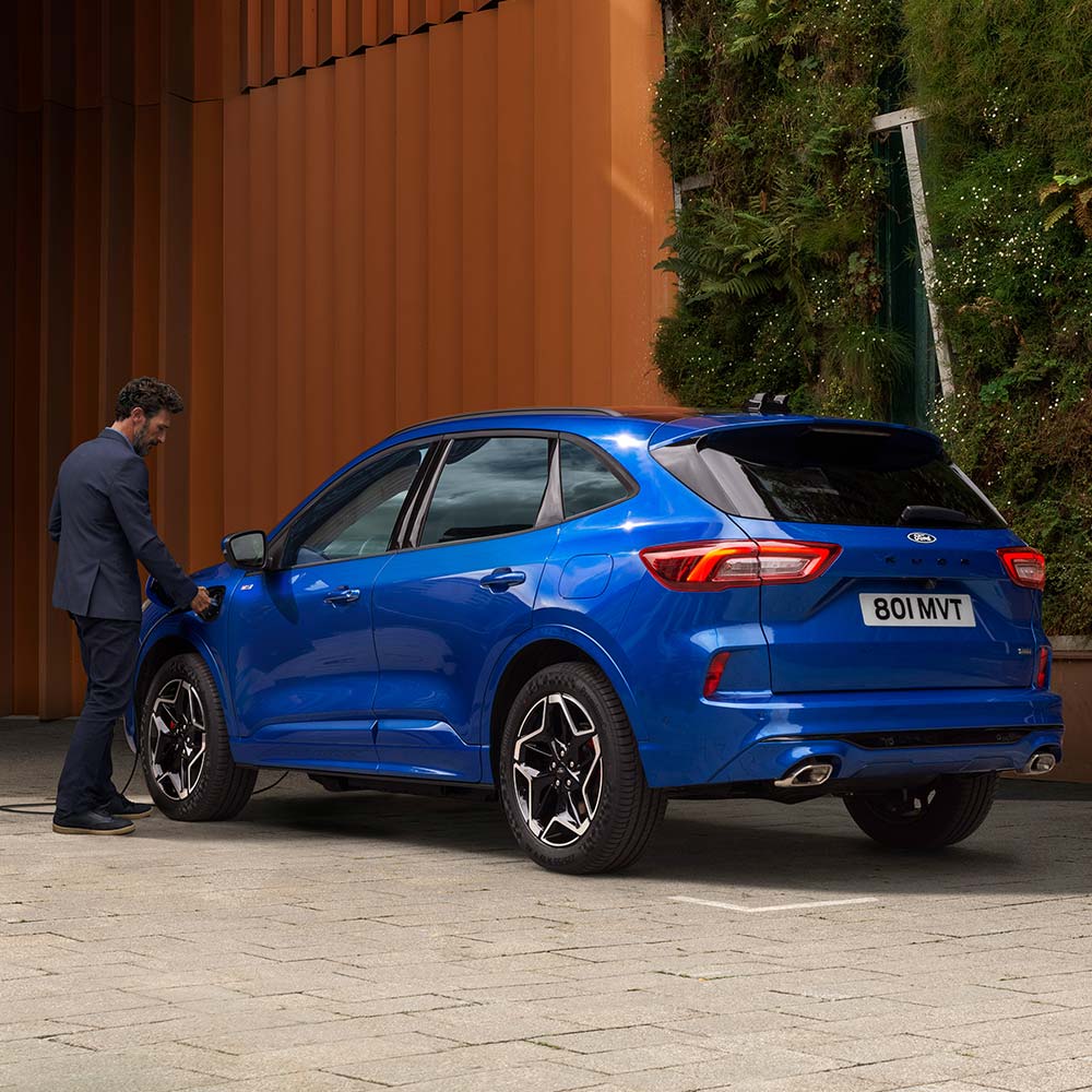 SUV familiar azul con maletero grande