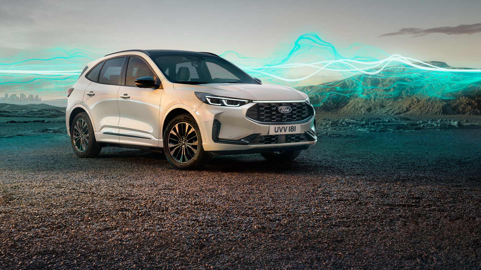 El modelo Ford Kuga Sound Edition en blanco, estacionado con gráficos de ondas sonoras en verde de fondo.