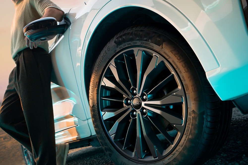 Primer plano de las llantas de aleación gris de 19" del Ford Kuga Sound Edition.