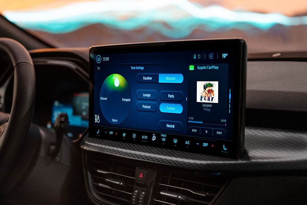 Sistema de infoentretenimiento con pantalla táctil que muestra la función B&O Beosonic del Ford Puma Gen-E Sound Edition.