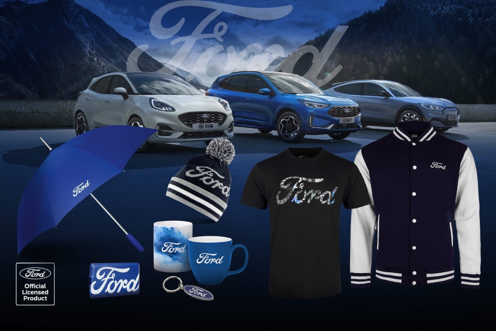 Colección de productos Ford con varios vehículos Ford como fondo, incluyendo paraguas, tazas y prendas de ropa con la marca Ford.
