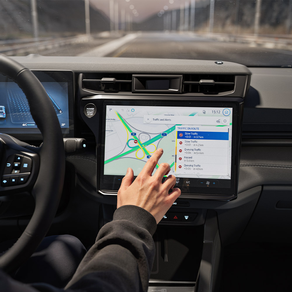 Conductor utilizando la función de navegación conectada en la pantalla digital del Ford Puma Gen-E BlueCruise Edition.