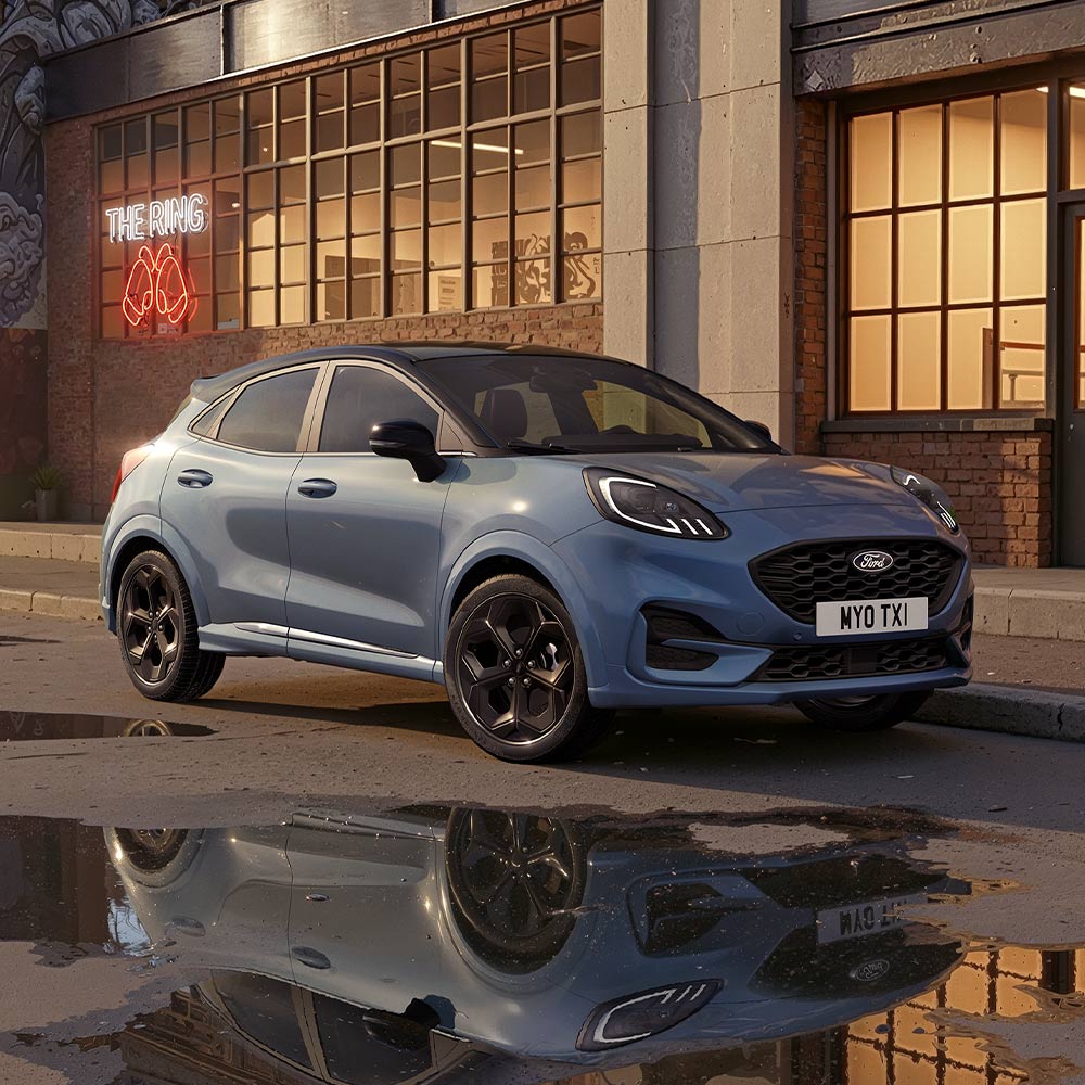 Ford Puma Vapour Blue de edición limitada aparcado en una calle poco iluminada de la ciudad por la noche.