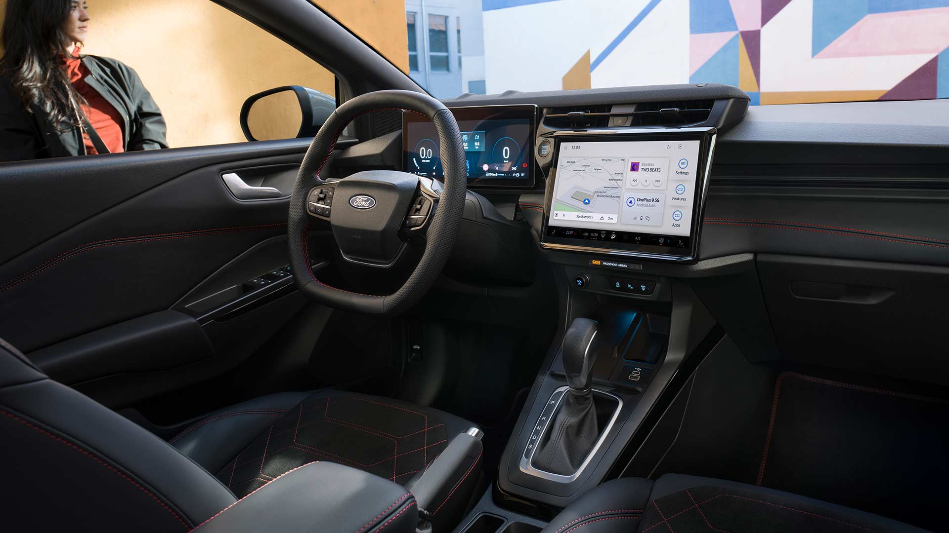 Consola central del Ford Puma ST-Line, mostrando su diseño ergonómico y detalles deportivos.