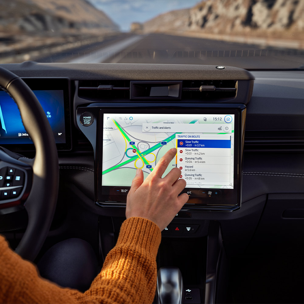 Conductor utilizando la función de navegación conectada en la pantalla digital del Ford Puma BlueCruise Edition.