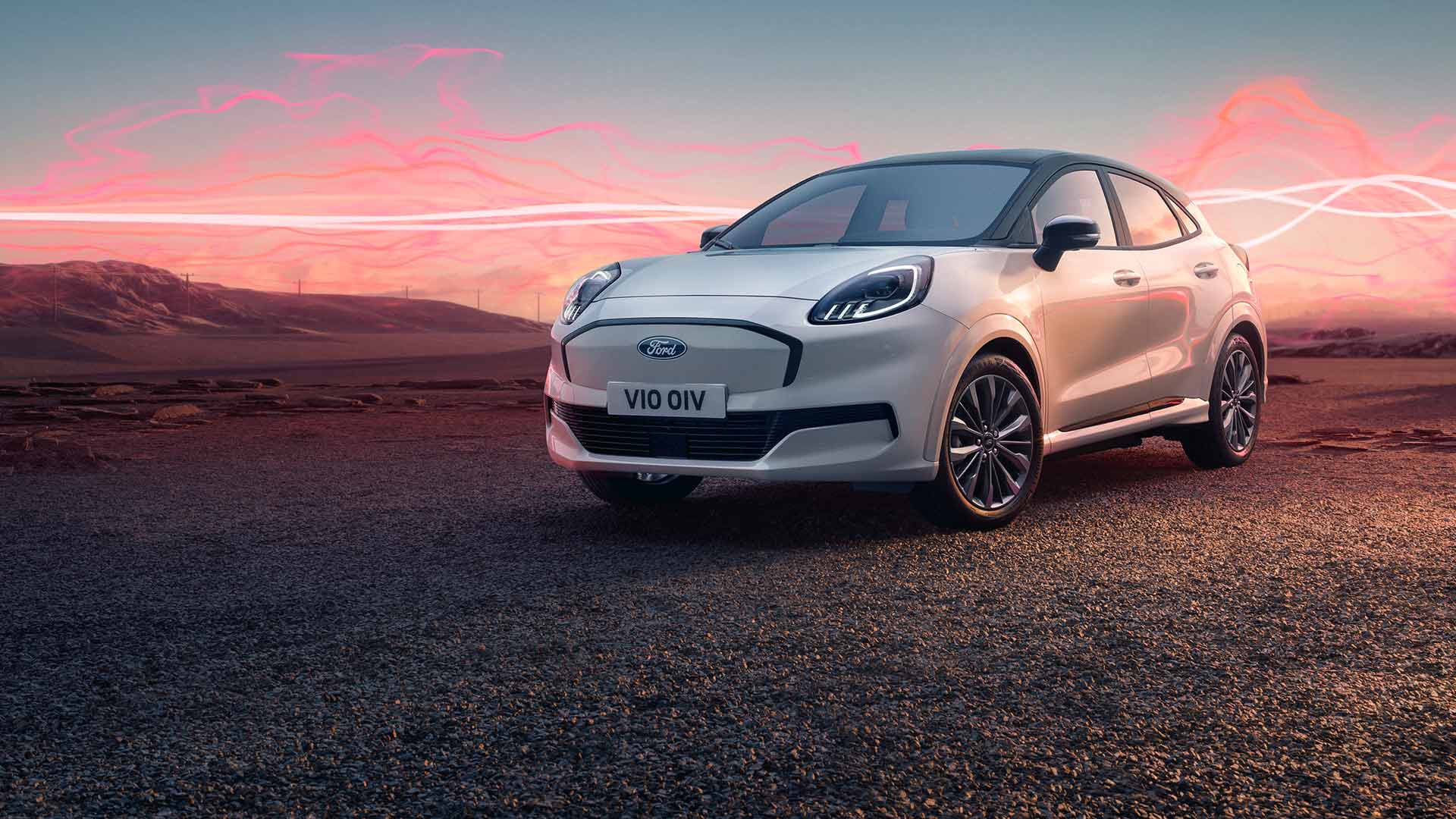 El modelo Ford Puma Gen-E Sound Edition en color blanco, estacionado con gráficos de ondas sonoras en rojo de fondo.