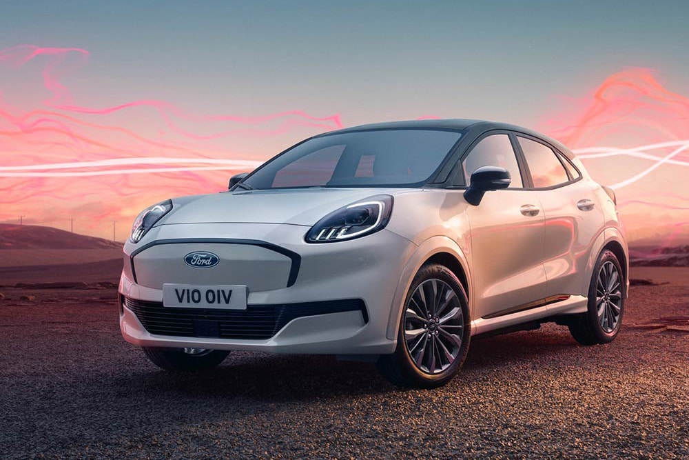 El modelo Ford Puma Gen-E Sound Edition en color blanco, estacionado con gráficos de ondas sonoras en rojo de fondo.