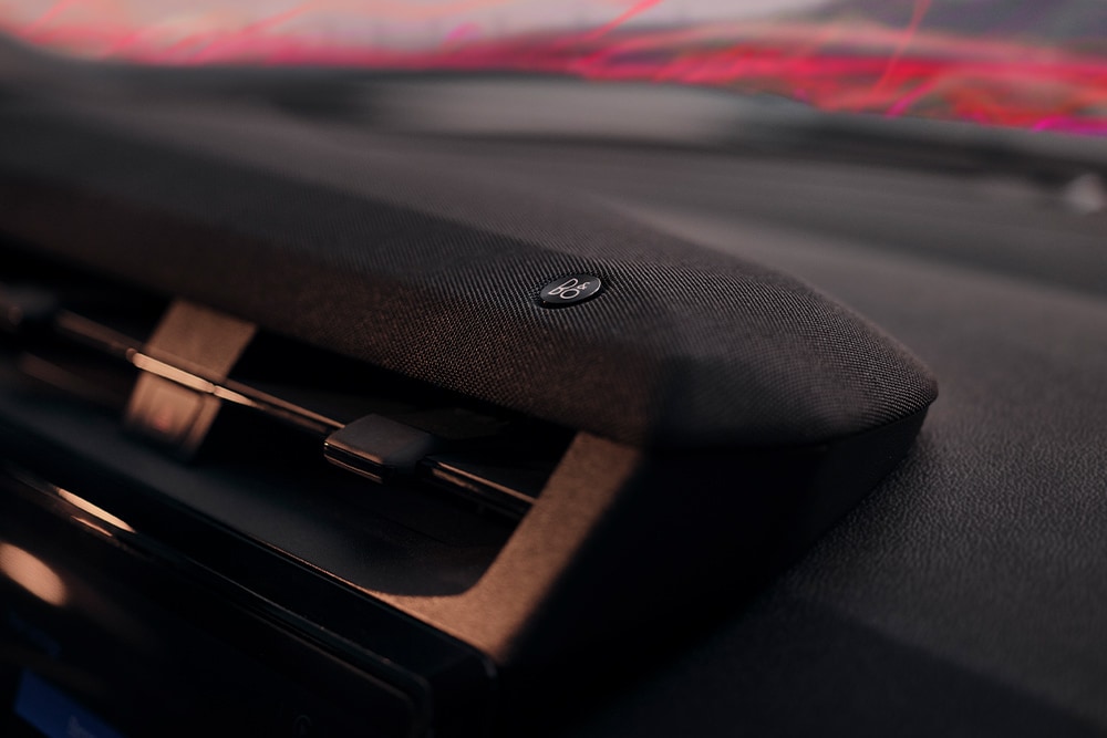 Ford Puma Sound Edition con un primer plano del altavoz y el logotipo del sistema de sonido Bang & Olufsen prémium.