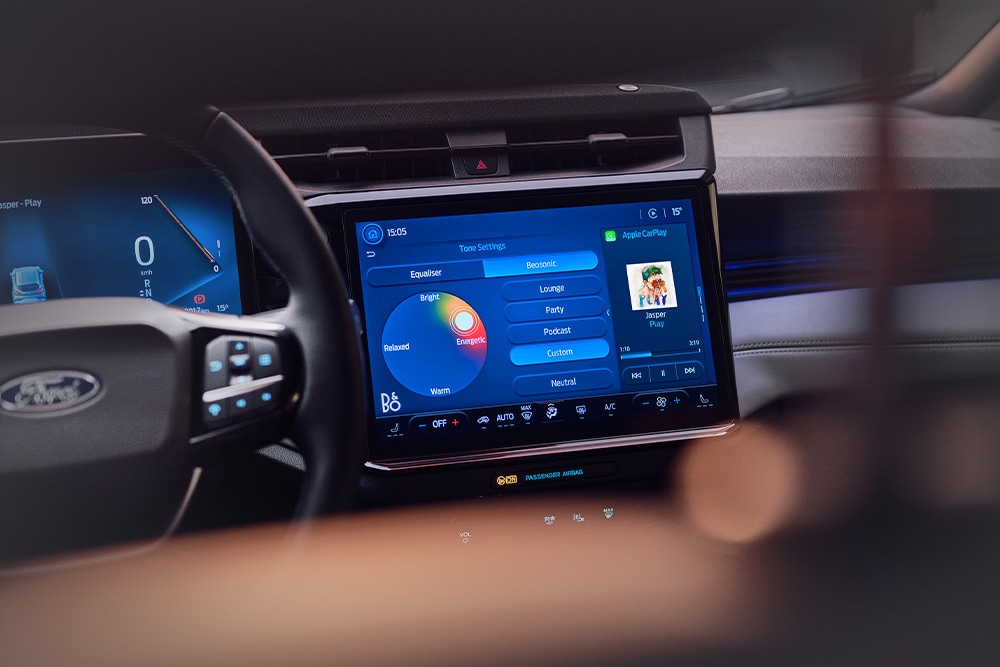 Sistema de infoentretenimiento con pantalla táctil que muestra la función B&O Beosonic del Ford Puma Gen-E Sound Edition.