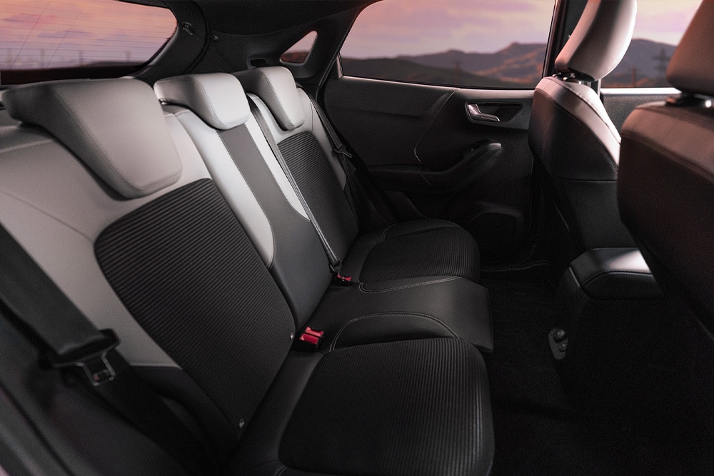 Primer plano de los asientos traseros del Ford Puma Sound Edition con tapicería exclusiva.