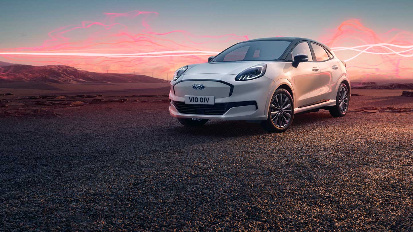 El modelo Ford Puma Gen-E Sound Edition en color blanco, estacionado con gráficos de ondas sonoras en rojo de fondo.