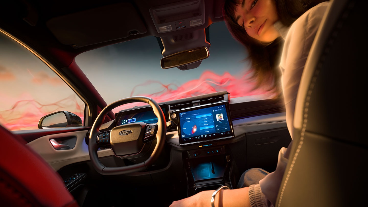 El interior del Ford Puma Gen-E Sound Edition con una mujer sentada en el asiento del copiloto.
