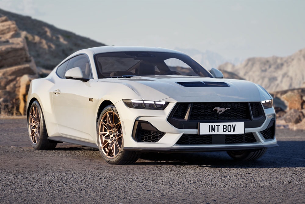 Ford Mustang GT Fastback con Bronze Pack en color Oxford White aparcado en una carretera de montaña