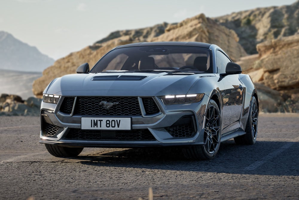 Ford Mustang GT Nite Pony Coupe en color Carbonised Grey aparcado en una carretera de montaña