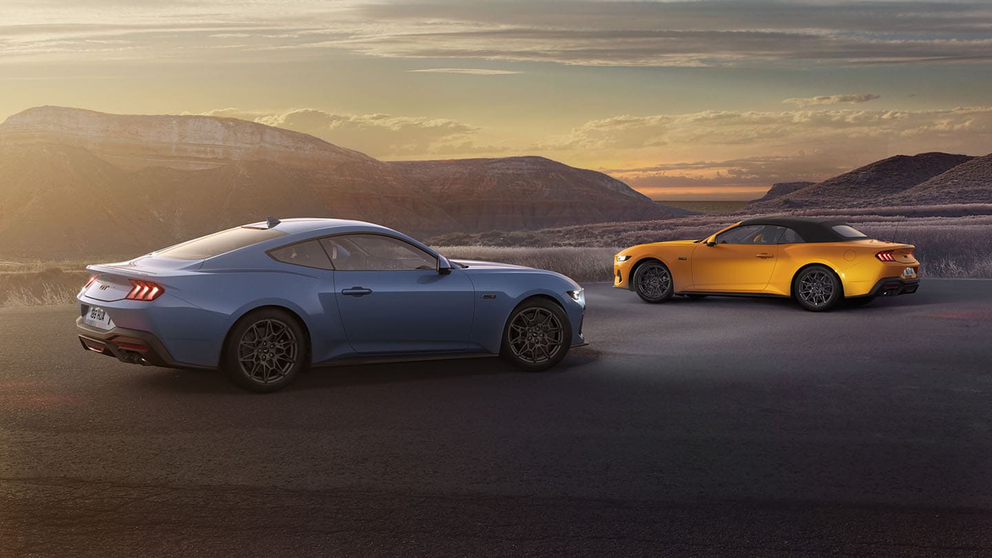 Modelos Ford Mustang en versión Fastback y descapotable aparcados uno al lado del otro