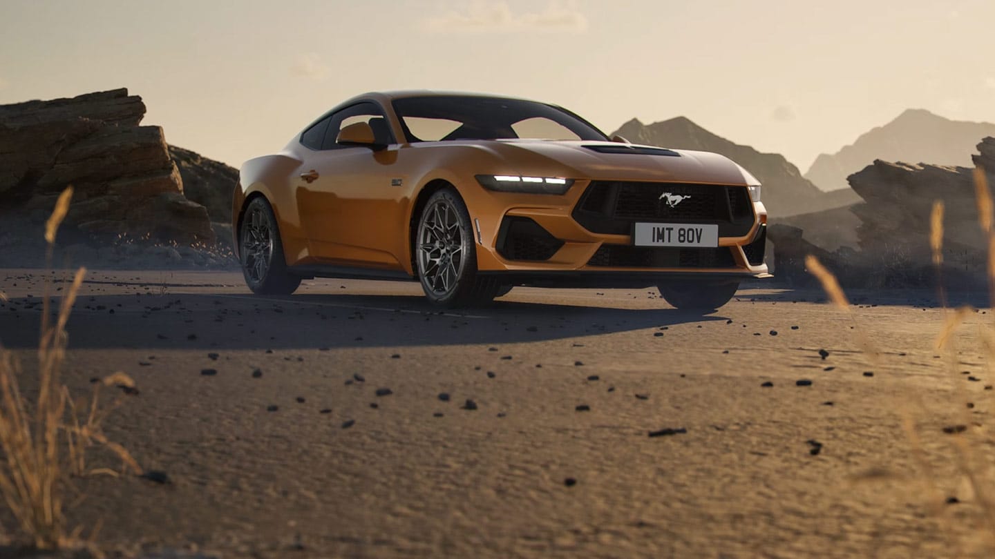 Ford Mustang en el desierto en color amarillo