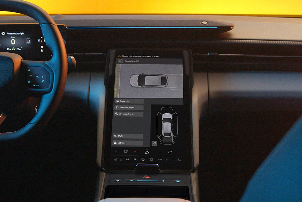 La pantalla táctil del Ford Capri® mostrando una vista de pantalla dividida del sistema de cámara de 360° y las guías de asistencia al estacionamiento.