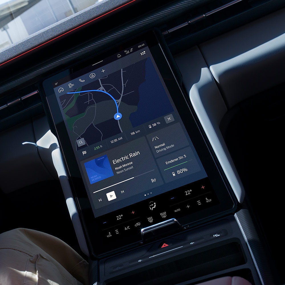 Primer plano del panel de instrumentos de un Ford Capri® que muestra las funciones de navegación conectadas del vehículo.
