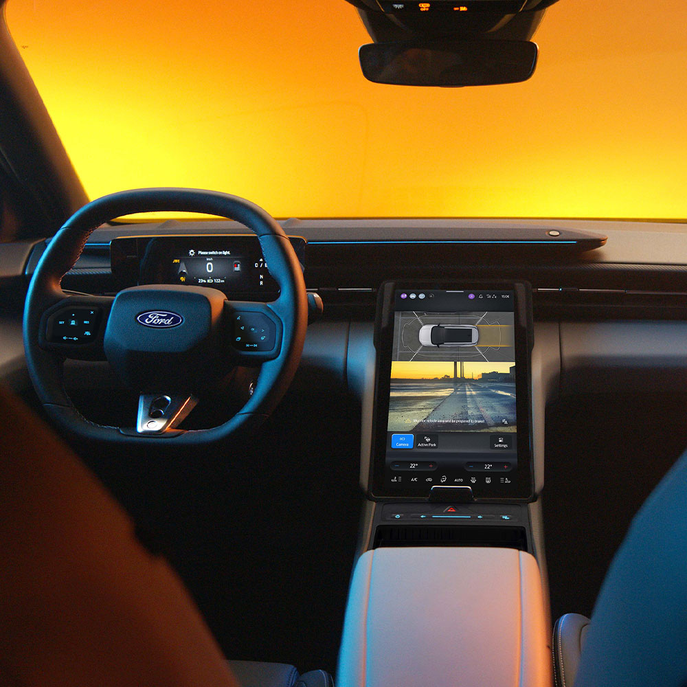 Imagen del sistema de cámara de estacionamiento de 360° y las pautas de asistencia de estacionamiento mostradas en la pantalla táctil del Ford Capri®.