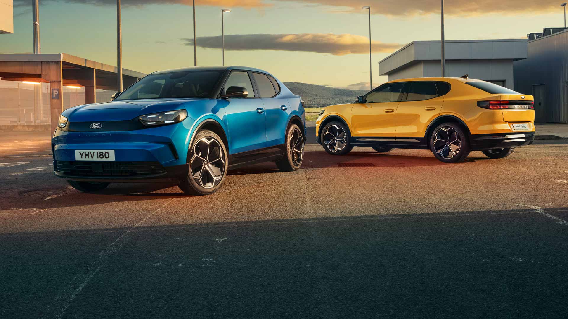 Un Ford Capri® eléctrico azul y uno amarillo estacionados juntos en una calle.