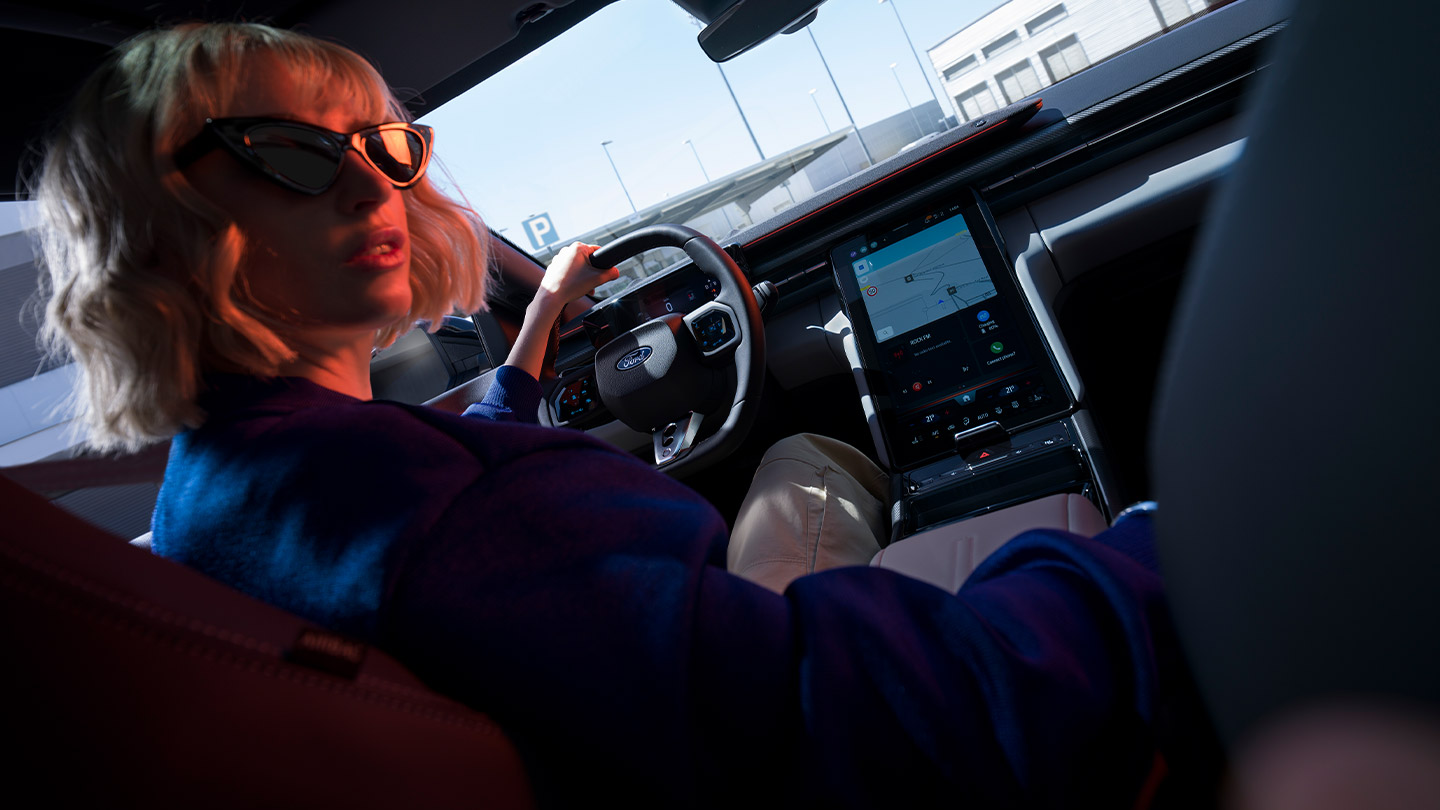 El nuevo Ford Capri® con vistas del volante, el salpicadero y la gran pantalla táctil SYNC® Move