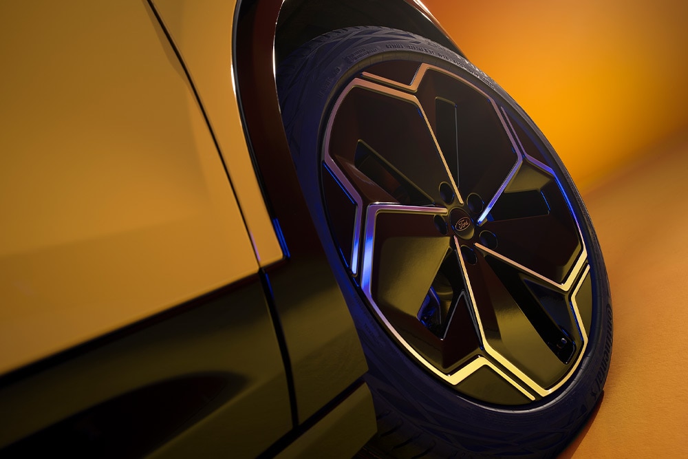 Primer plano de las llantas de aleación del Ford Capri® eléctrico.