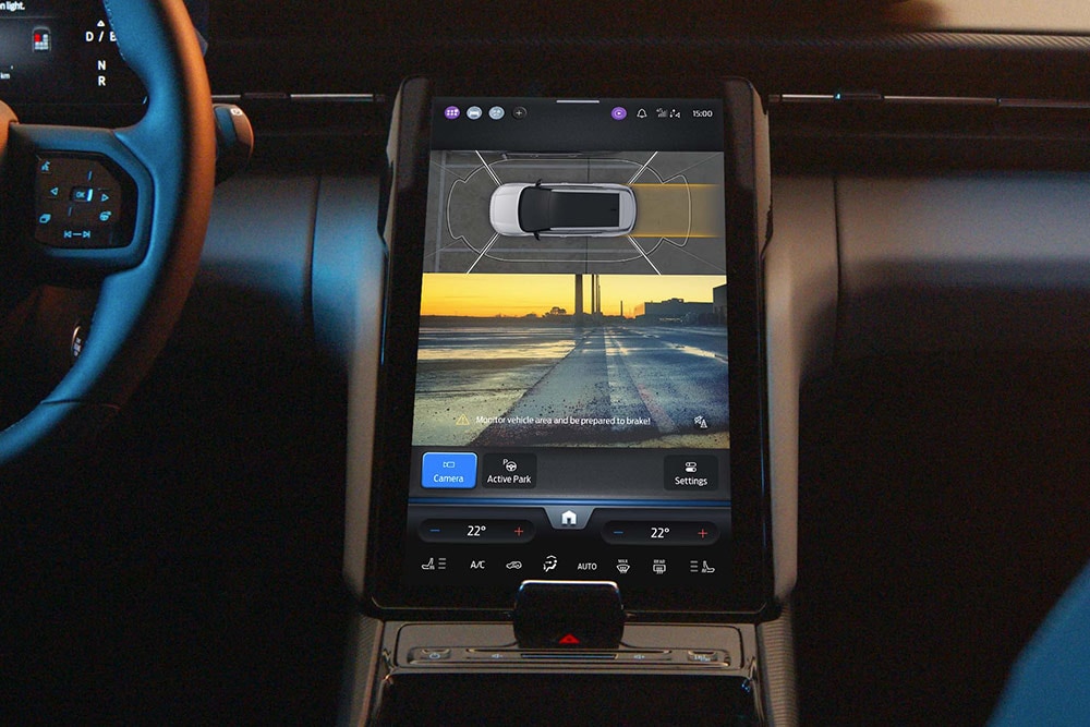 Primer plano de la pantalla táctil del nuevo Ford Capri® utilizando las cámaras de 360° y tecnología para el aparcamiento asistido.